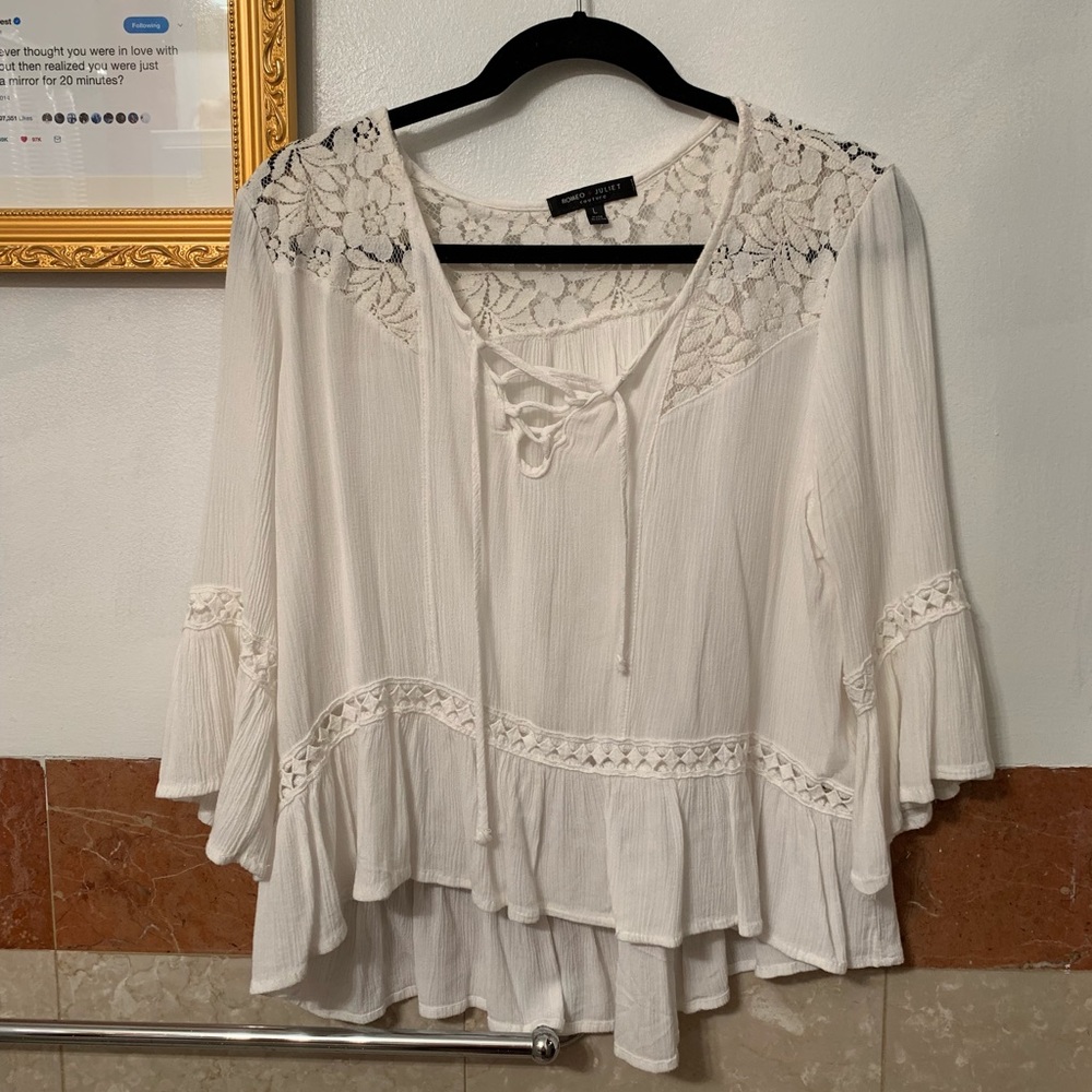 Romeo and Juliet size M flowy white peasant top